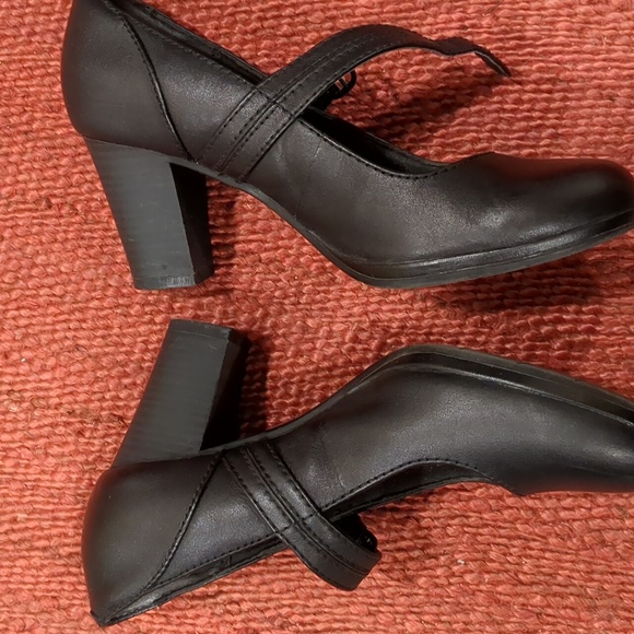 Clarks Leather Black Mary Jane Heels - Picture 4 of 10